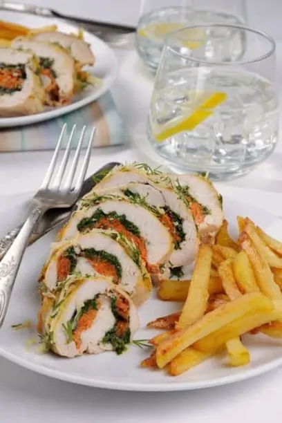 Нежная куриная грудка рулетом с сыром, запеченная в духовке: рецепт с фото