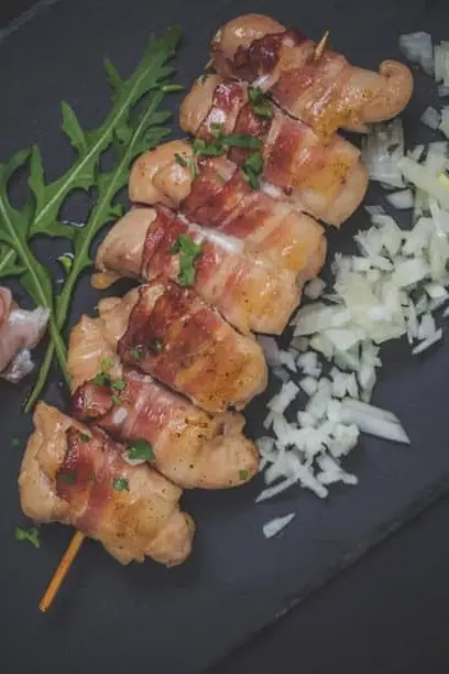 Праздничная куриная грудка в беконе запеченная в духовке: вкусный рецепт с фото