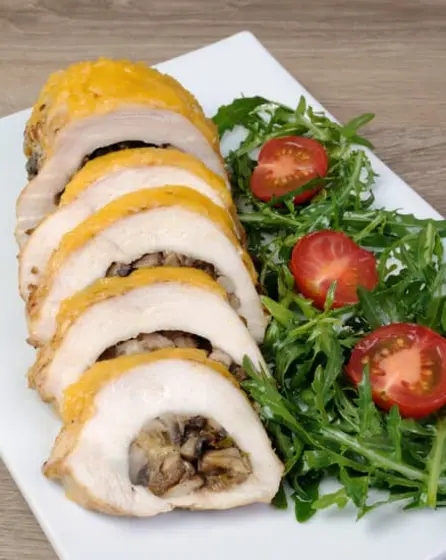 Ароматное куриное филе, фаршированное грибами: простой и вкусный рецепт с фото