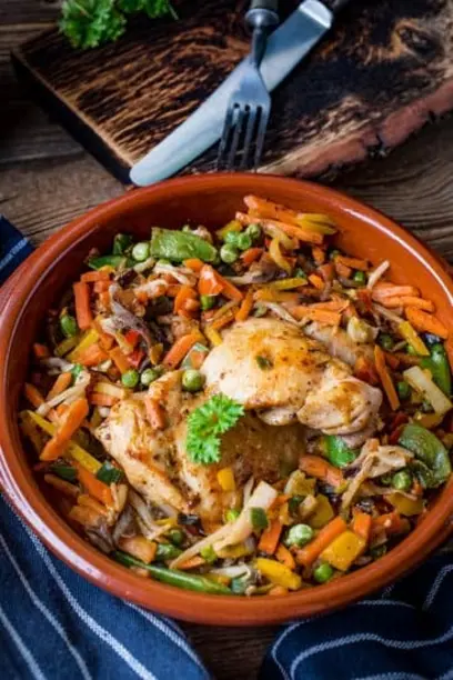 Сочное куриное филе с ароматными овощами и грибами, запеченное в пакете