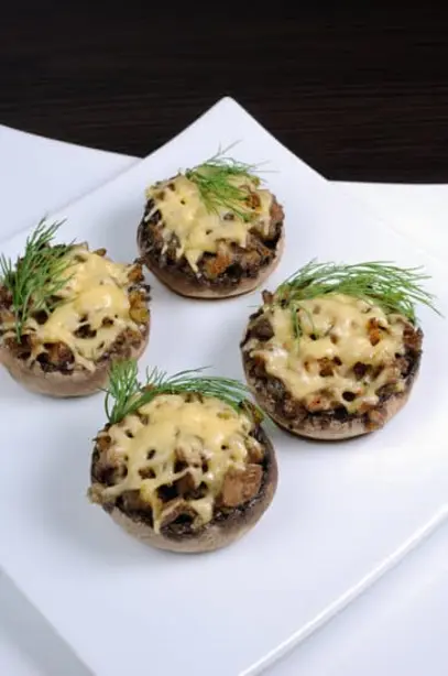 Ароматные шампиньоны, фаршированные курицей и сыром: пошаговый рецепт с фото