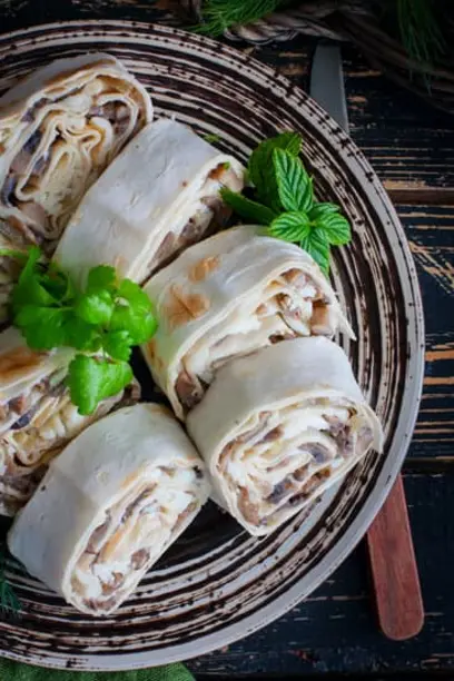 Сочные рулетики из лаваша с ароматными грибами и нежной курицей – быстрый рецепт