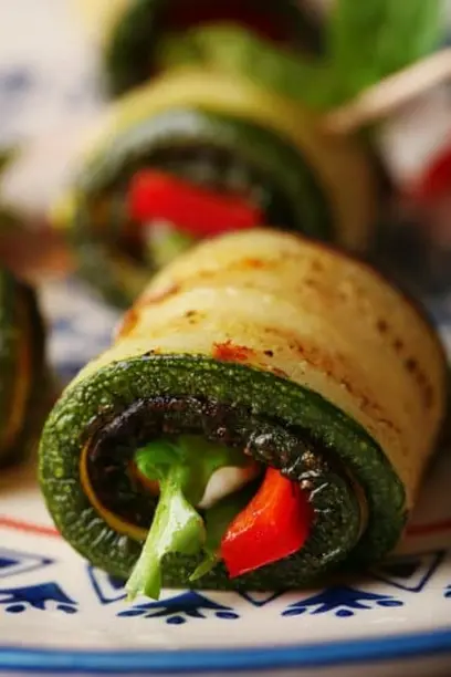 Нежные и сочные рулетики из цукини с курицей, запеченные в духовке - простой рецепт