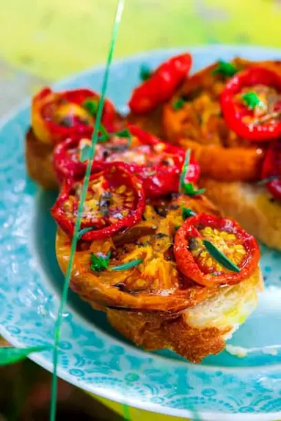 Как приготовить невероятно вкусную брускетту с ароматными запечёнными томатами