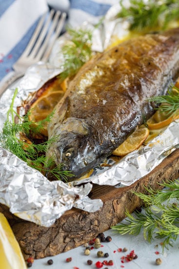 Простой и вкусный рецепт: нежнейшая форель запеченная в духовке в фольге