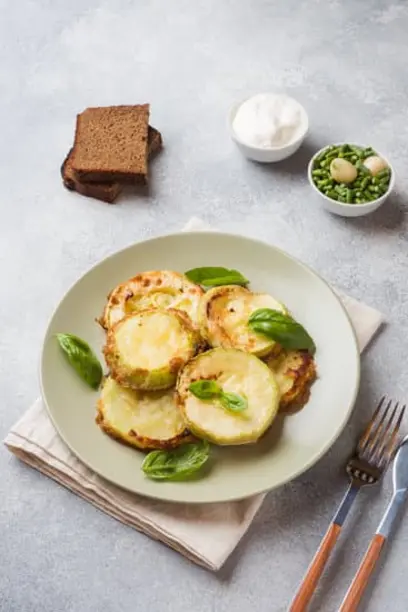 Нежные кабачки в чесночном кляре жареные на сковороде: быстрый и вкусный рецепт
