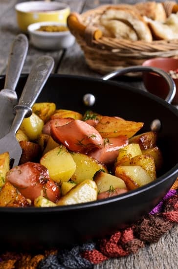  как приготовить картофель с колбасками