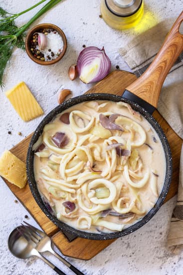 Вкусные кальмары в сметане с луком на сковороде: пошаговый рецепт с фото