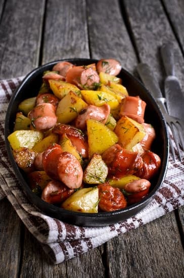  картофель с колбасками рецепт