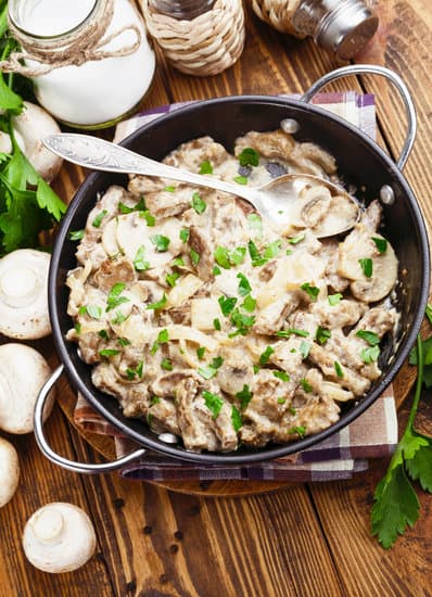 Куриная печень тушенная со сметаной – вкусный рецепт с фото пошагово