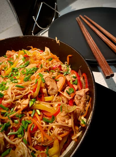 Сочная лапша вок с курицей: пошаговый рецепт приготовления дома с фото