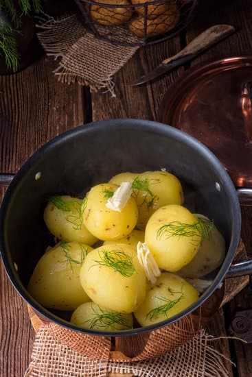 Вкусная молодая картошка в кожуре: пошаговый рецепт с фото приготовления