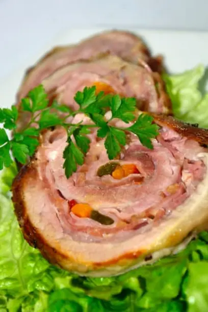 Сочный мясной рулет с яблоками и морковью: идеальный рецепт для ужина