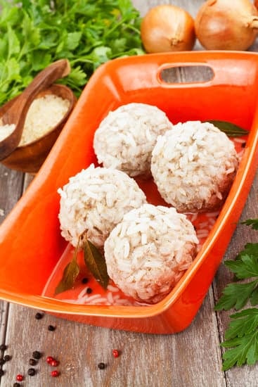 Как приготовить сочные мясные ежики с нежной подливкой на сковороде