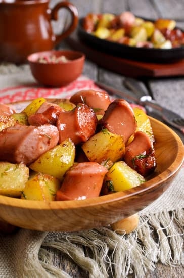 Сытный картофель с колбасками и ароматным розмарином: пошаговый рецепт с фото