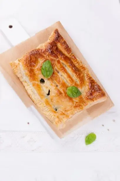 Пошаговый рецепт вкусного пирога с лососем и шпинатом из слоеного теста