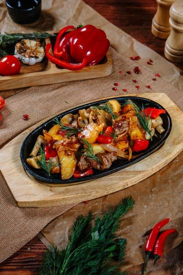 Домашний рецепт жареной картошки с нежным мясом и ароматными грибами