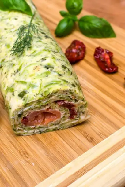 Рулет из кабачков со сливочным сыром и семгой: пошаговый рецепт с фото