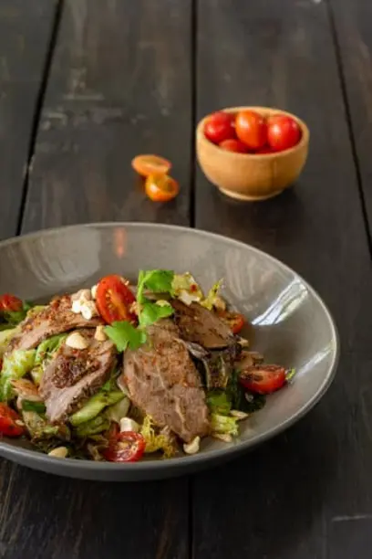 Простой и вкусный салат с говядиной овощами и пореем: пошаговый рецепт с фото