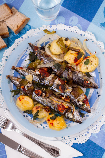 Сочная скумбрия с картофелем запеченная в духовке: быстрый рецепт за 15 минут