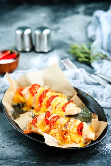 Сочный стейк индейки в духовке с сыром и томатами: рецепт с фото