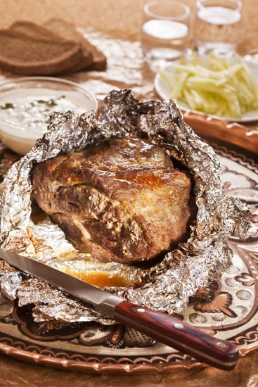 Сочная свинина запеченная в фольге целым куском: рецепт с фото