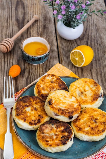Вкусные и нежные сырники с творогом и изюмом: пошаговый рецепт с фото