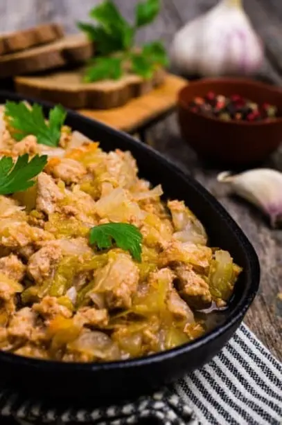 Сочный рецепт: Капуста тушенная с нежным мясным фаршем пошагово и с фото