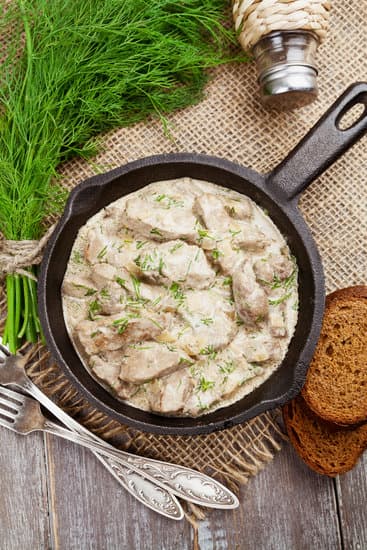  тушеная куриная печень со сметаной