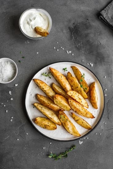  запеченный картофель дольками