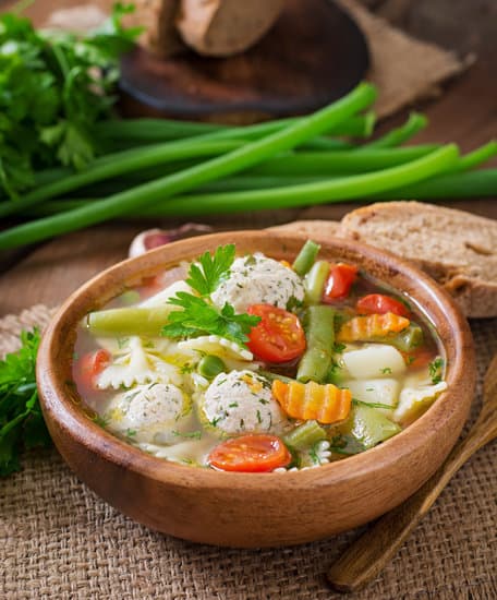 Ароматный овощной суп с нежными куриными фрикадельками: пошаговый рецепт с фото