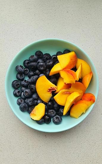 пирог с персиками и черникой