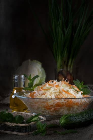 Рецепт салата из молодой капусты и моркови как в столовой пошагово с фото