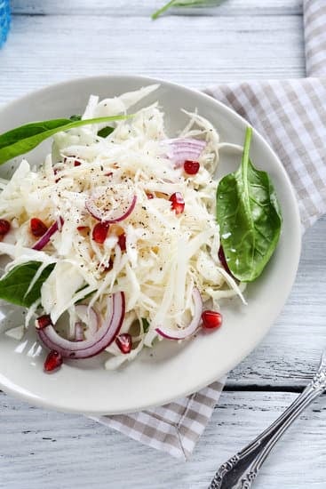 Как приготовить вкусный салат из свежей капусты: подробный рецепт с фото
