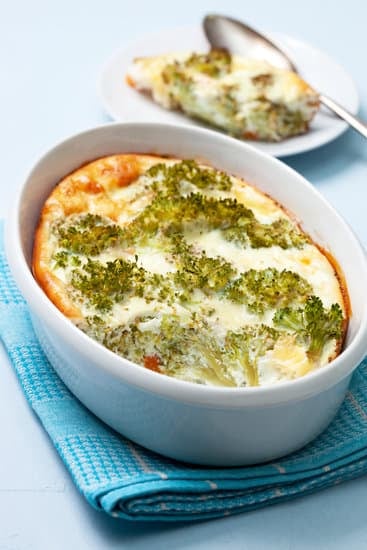 Аппетитная и полезная запеканка из брокколи с курицей в духовке: простой рецепт