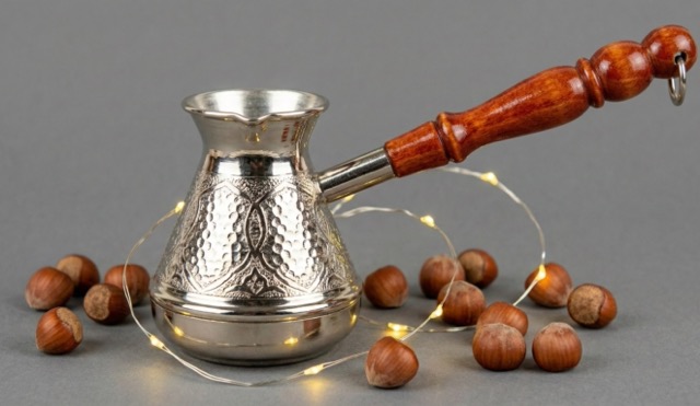 Варить кофе в турке. Турка на столе