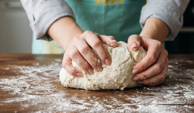 Замешиваем тесто для тестораскатки