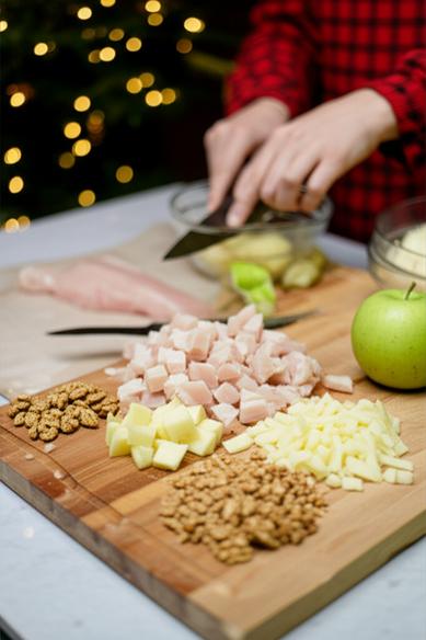 легкий новогодний салат с курицей