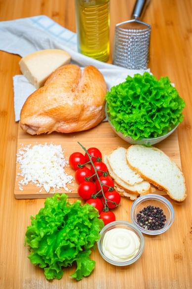  салат с копченой курицей и помидорами