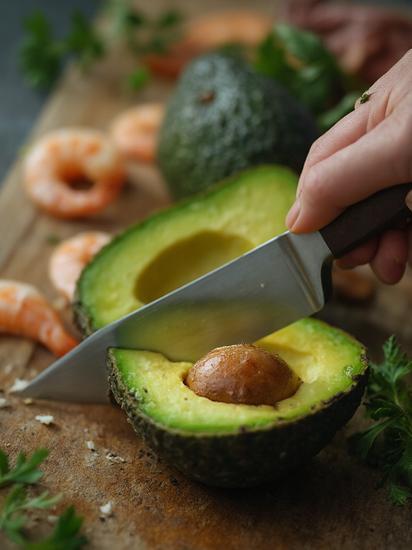  салат с креветками и авокадо